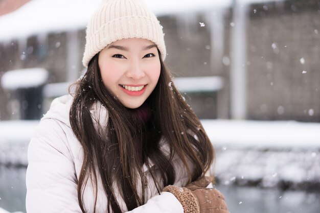 La bella giovane donna asiatica sorride e soddisfatta del viaggio di viaggio nel canale Hokkaido Giappone di Otaru