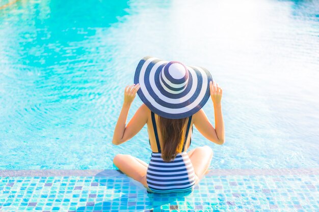 La bella giovane donna del ritratto si rilassa il tempo libero di sorriso in vacanza intorno alla piscina nell'hotel della località di soggiorno