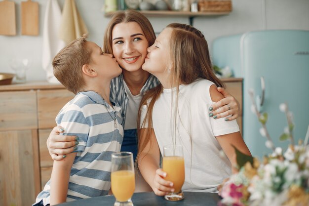 La bella grande famiglia prepara il cibo in una cucina