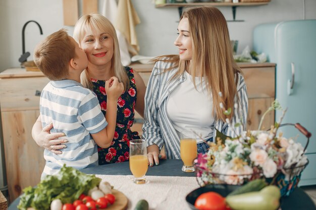 La bella grande famiglia prepara il cibo in una cucina