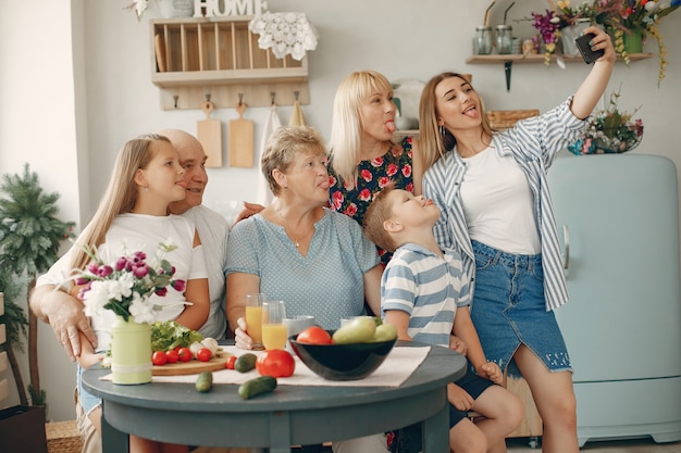 La bella grande famiglia prepara il cibo in una cucina