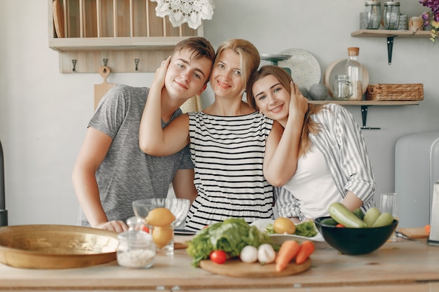 La bella grande famiglia prepara il cibo in una cucina