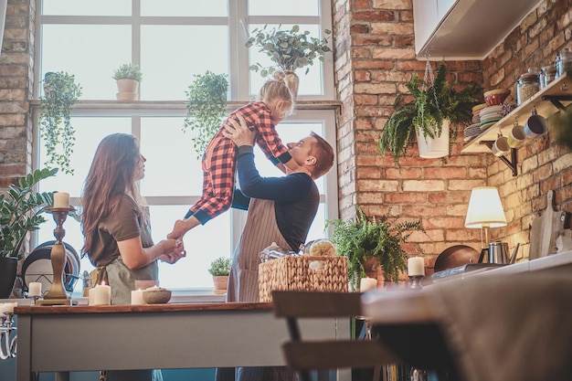 La bella piccola famiglia è insieme in cucina, stanno progettando di cucinare qualcosa.