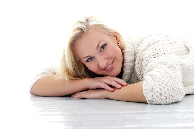 La bella ragazza con il maglione ha un sorriso davvero ampio