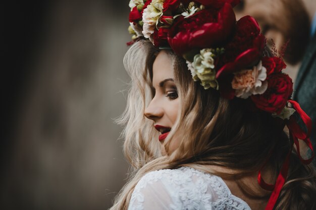 La bella ragazza ha una corona di fiori