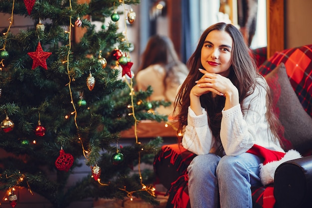 La bella ragazza si diverte in uno studio