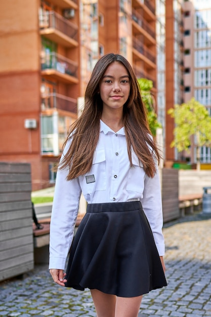 La bella scolaretta torna a casa da scuola