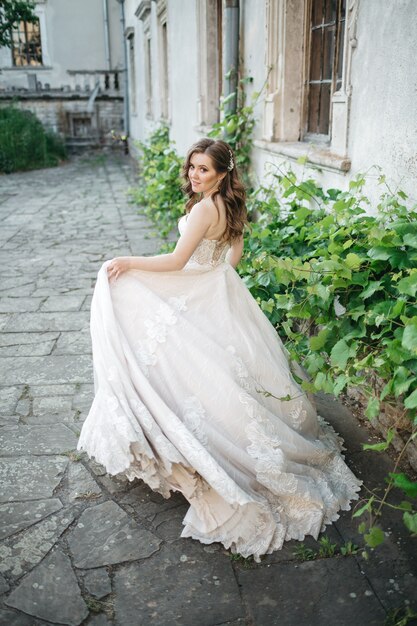 La bella sposa cammina intorno alla città