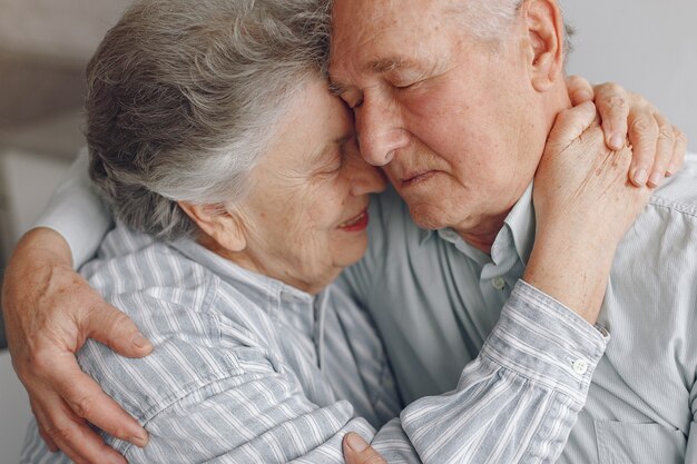 La bella vecchia coppia ha trascorso del tempo insieme a casa