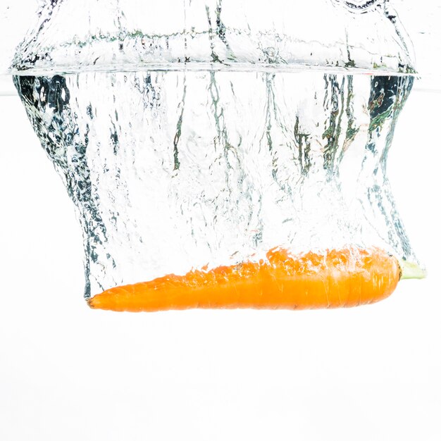 La carota cade profondamente sott&#39;acqua con un grande spruzzo