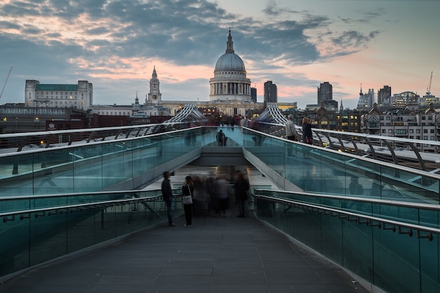 La Cattedrale di St Paul con molti turisti la sera nel Regno Unito