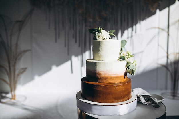 La cerimonia nuziale ha decorato la tabella del dessert in un ristorante