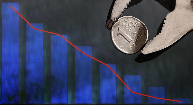 La chiave tiene in morsa una moneta di metallo piegato con un valore nominale di 1 rublo russo Il crollo del rublo e le sanzioni economiche contro la Russia la crisi economica in Russia Spazio di copia messa a fuoco selettiva