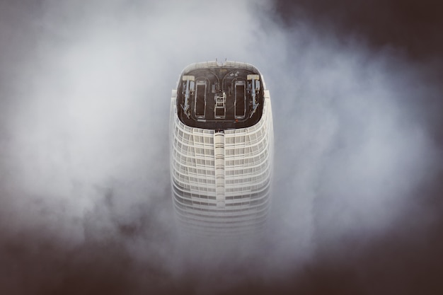 La cima dell'edificio più alto di San Francisco era avvolta dalle nuvole