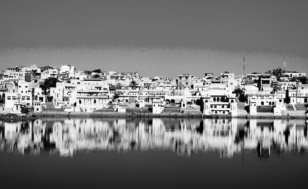 La città e il lago santi di Brahman di primo mattino, Pushkar, Ragiastan, India.