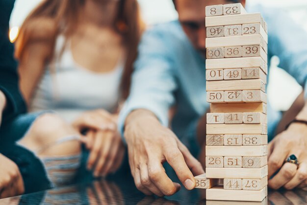 La compagnia di giovani che giocano a giochi da tavolo