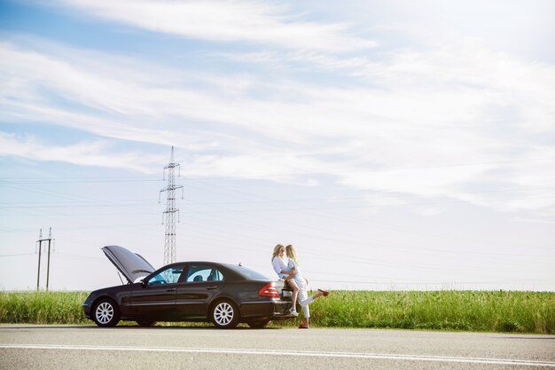 La coppia della giovane lesbica ha rotto l'auto mentre era in viaggio per riposarsi