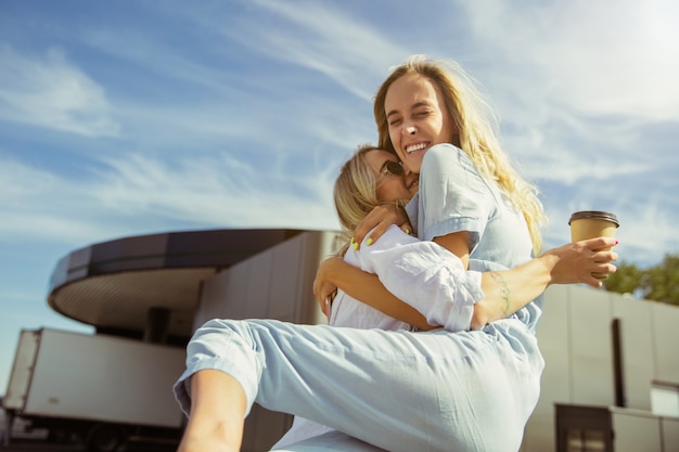 La coppia della giovane lesbica si prepara per il viaggio di vacanza in macchina in una giornata di sole