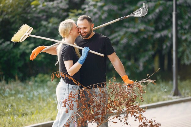 La coppia raccoglie le foglie e pulisce il parco