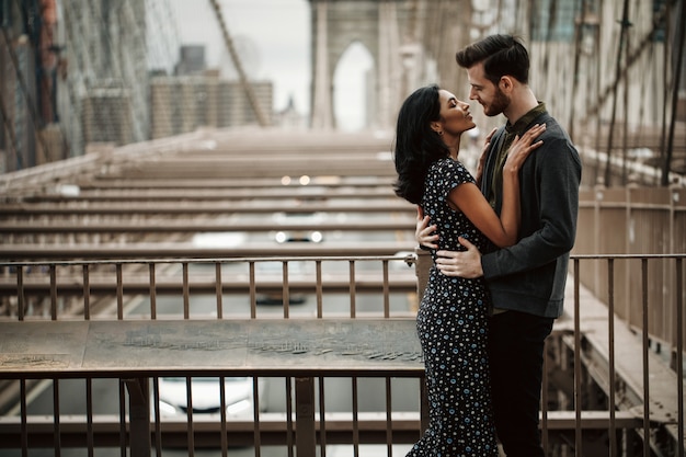 La coppia splendida dell&#39;uomo americano con la barba e la donna orientale tenera si abbracciano