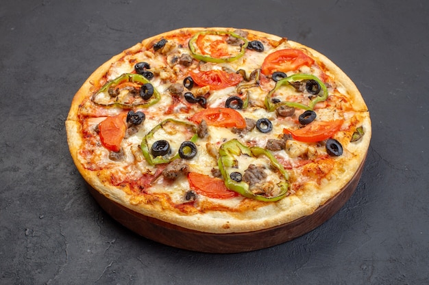 La deliziosa pizza al formaggio di vista frontale è composta da olive, pepe e pomodori sulla superficie scura