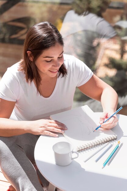 La donna a casa pittura