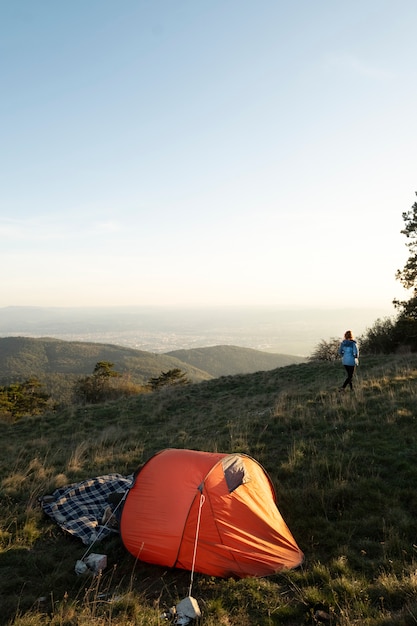 La donna a lungo raggio viaggia in campagna