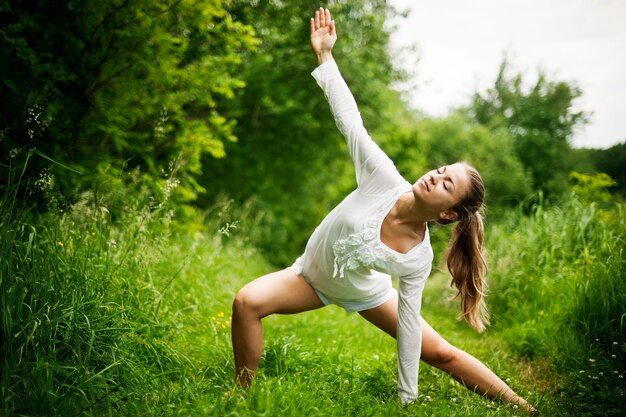 La donna a praticare yoga nella natura