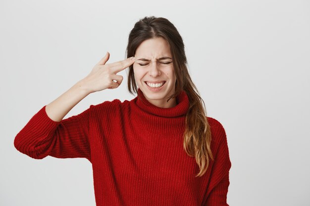 La donna afflitta fa la pistola firmare sopra il tempio