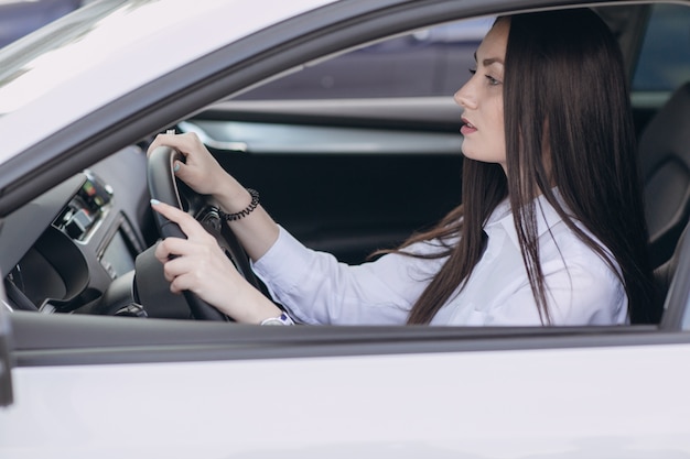 La donna alla guida di un&#39;auto