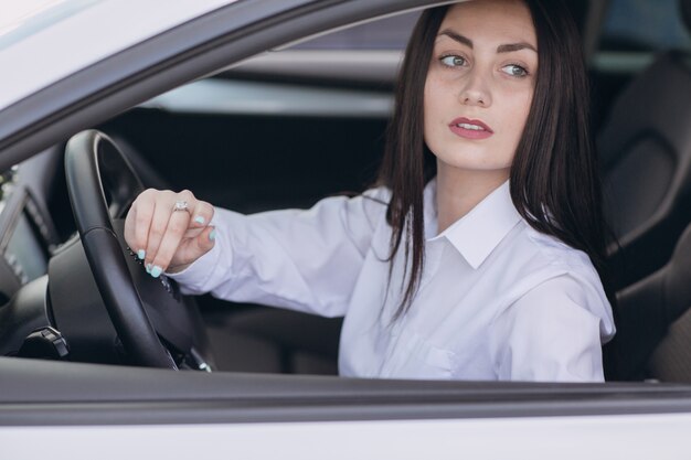 La donna alla guida di un&#39;auto