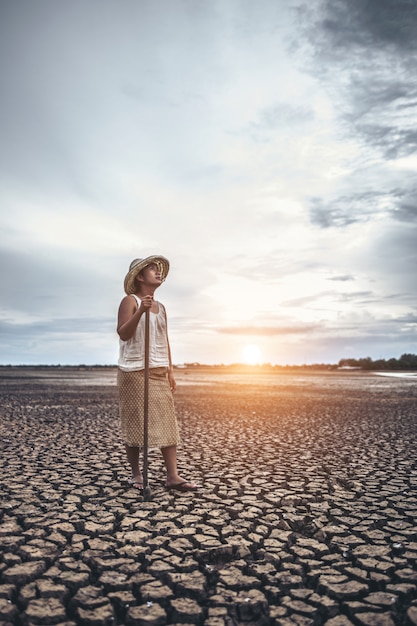 La donna alzò la mano e afferrò un Siem su un terreno asciutto e guardò il cielo.