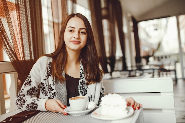 La donna beve caffè al caffè