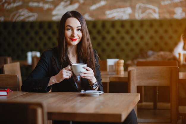 La donna beve un caffè