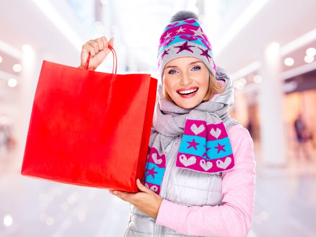 la donna bianca felice con i regali dopo lo shopping