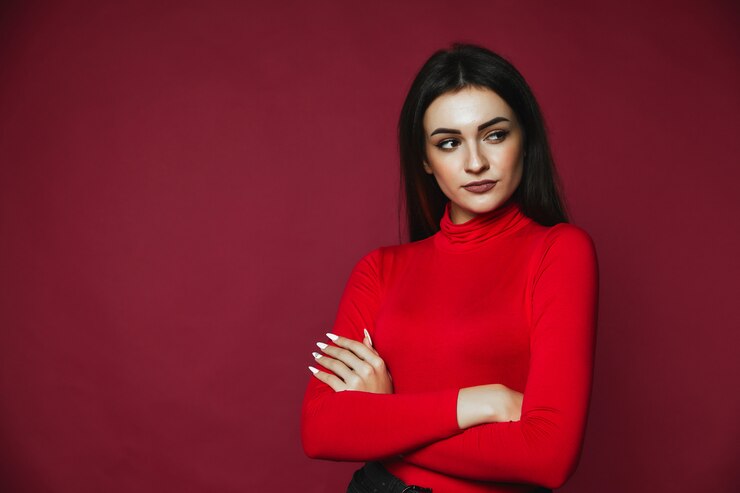 Foto gratuito la donna bruna ha uno sguardo serio e incrocia le mani