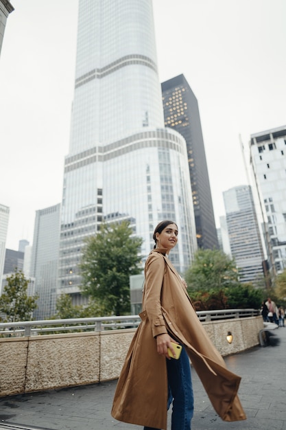 la donna cammina per le strade di Chicago