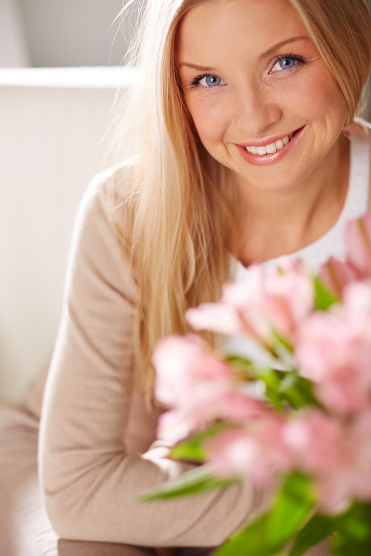 Foto gratuito la donna che celebra la giornata con i fiori