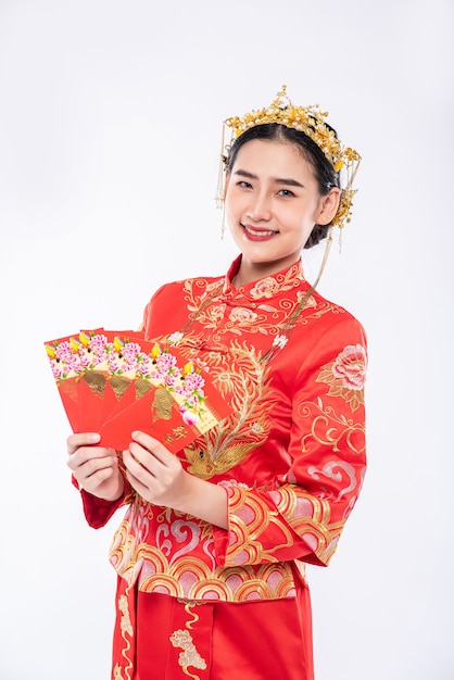 La donna che indossa un abito Cheongsam è molto fortunata a ricevere soldi in regalo dai genitori nella giornata tradizionale