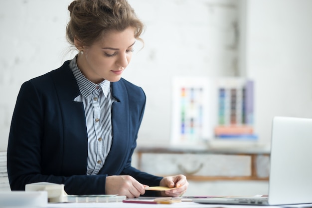 La donna colora il confronto