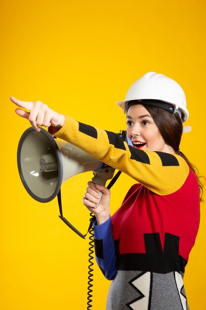 La donna con l'altoparlante posa sulla macchina fotografica