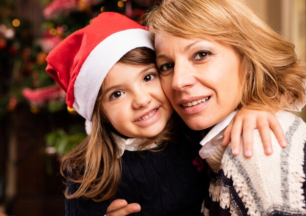 La donna con la figlia a Natale