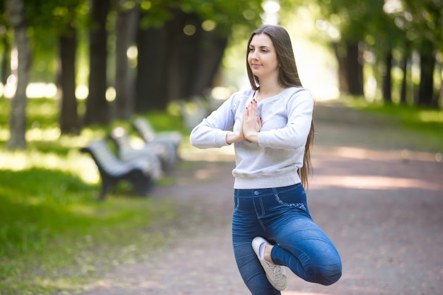 La donna con una gamba sulla coscia