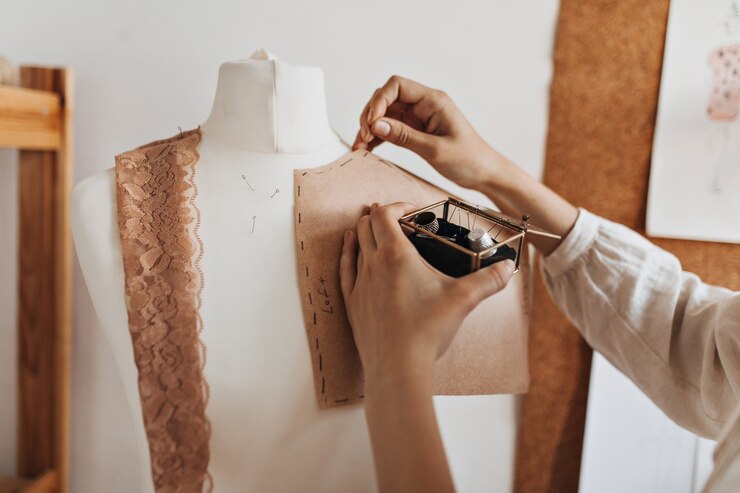 La donna crea modelli di abbigliamento per manichino
