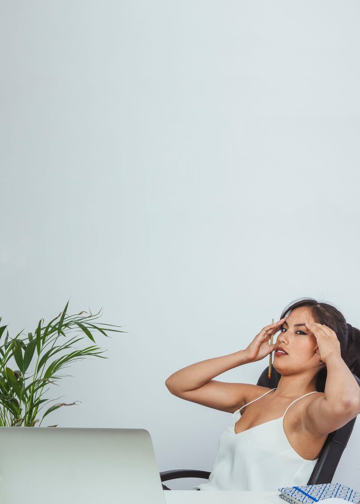 Foto gratuito la donna d&#39;affari tenta la cefalea dopo un duro lavoro