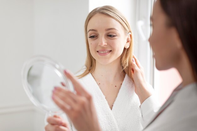 La donna dell'estetista alla clinica consulta il cliente