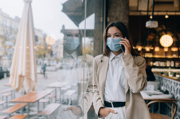 La donna di affari che lavora in quarantena parla al telefono