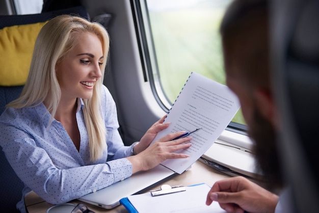 La donna di affari ha riunione durante il viaggio