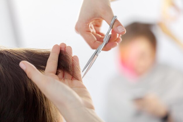 La donna fa un taglio di capelli