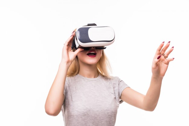 la donna gioca a nuovi giochi usando gli occhiali VR in camera con pareti bianche